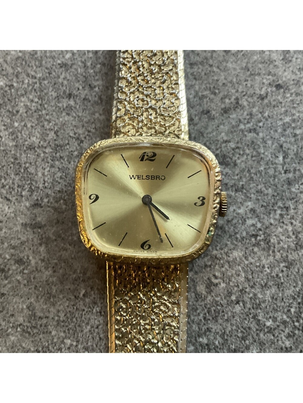 Vintage Swiss Made Welsbro Womens 30mm Gold Tone Mechanical Watch Runs Well BZ